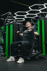 UR-U029 Stroj na hrudník - chest press - UpForm
