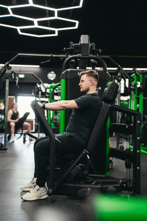 UR-U029 Stroj na hrudník - chest press - UpForm
