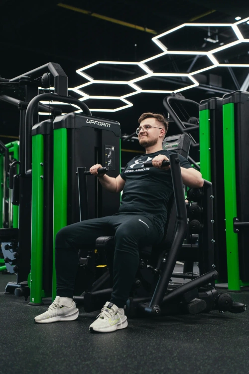 UR-U029 Stroj na hrudník - chest press - UpForm