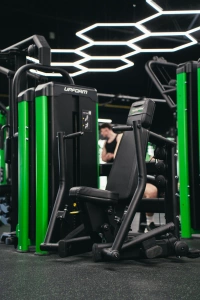 UR-U029 Stroj na hrudník - chest press - UpForm